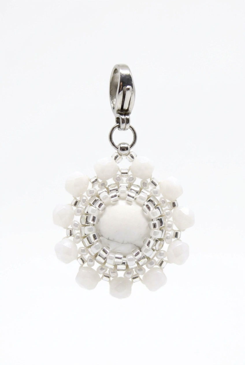 Charm/pendentif pierre naturelle Howlite blanche - Tiss'Mé bijoux - artisanat paris - fait main - sertissage perles Miyuki