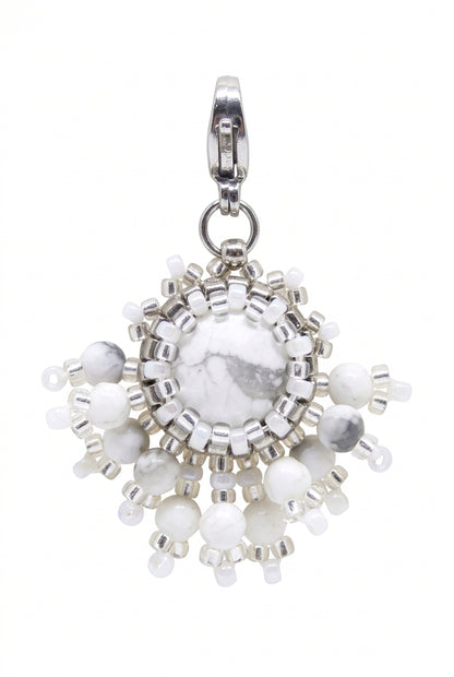 Charm/pendentif pierre naturelle Howlite blanche - artisanat paris - fait main - Tiss'Mé bijoux - sertissage perles Miyuki