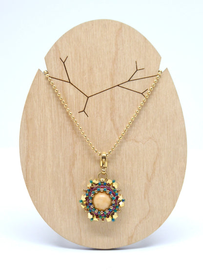 Charm - Tiss’Mé - pierre naturelle Jaspe jaune - tissage perles Miyuki - acier inoxydable