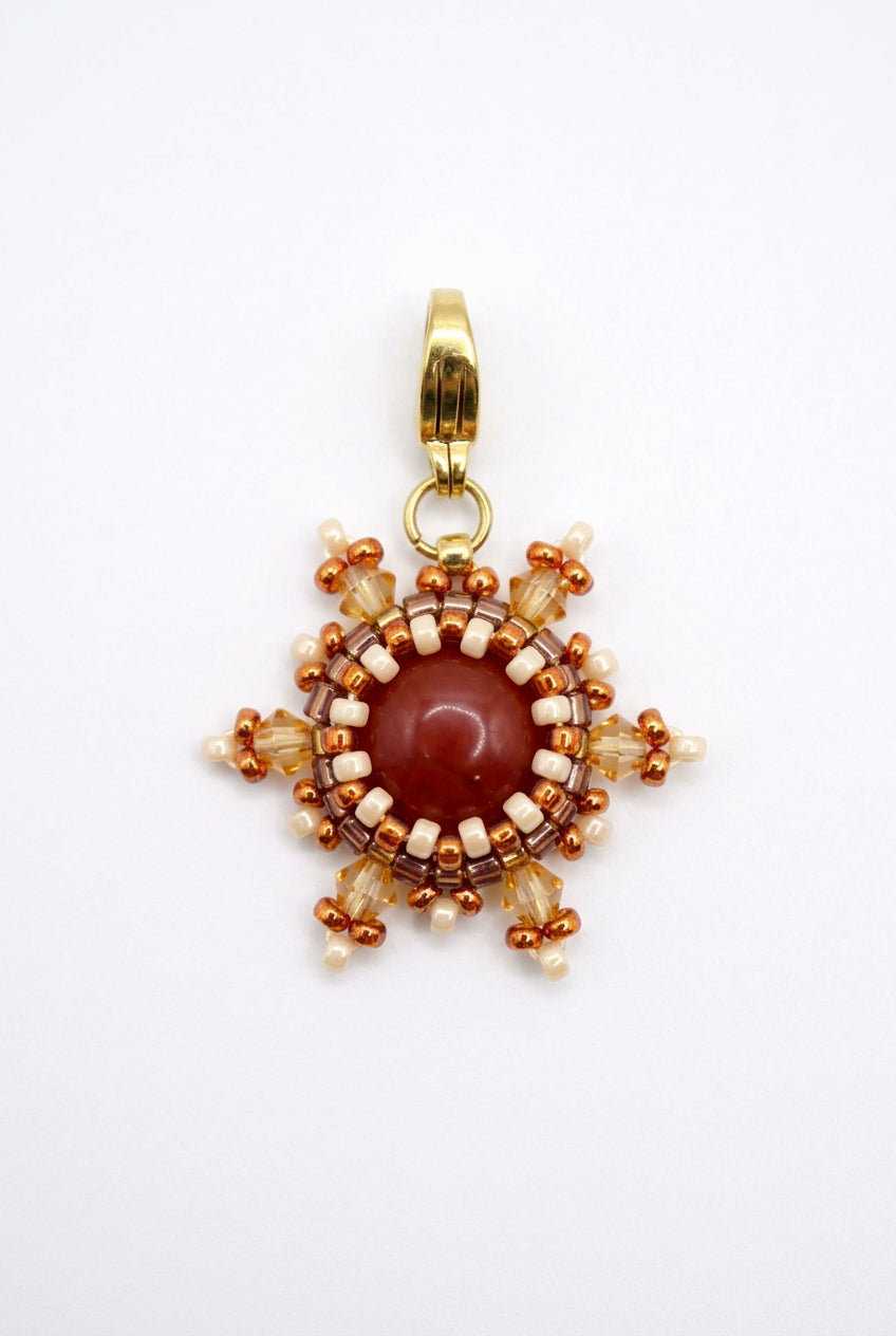 Charm/pendentif pierre naturelle Jaspe rouge - artisanat paris -Tiss'mé bijoux - fait main - sertissage perles Miyuki