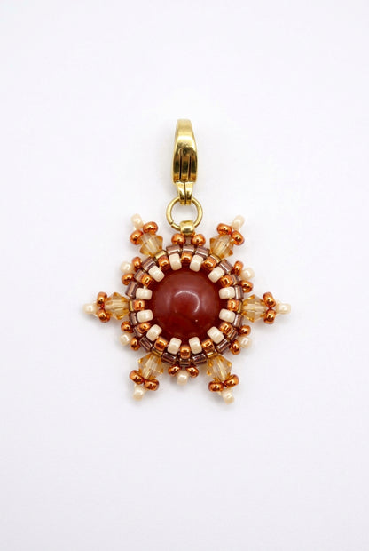 Charm/pendentif pierre naturelle Jaspe rouge - artisanat paris -Tiss'mé bijoux - fait main - sertissage perles Miyuki