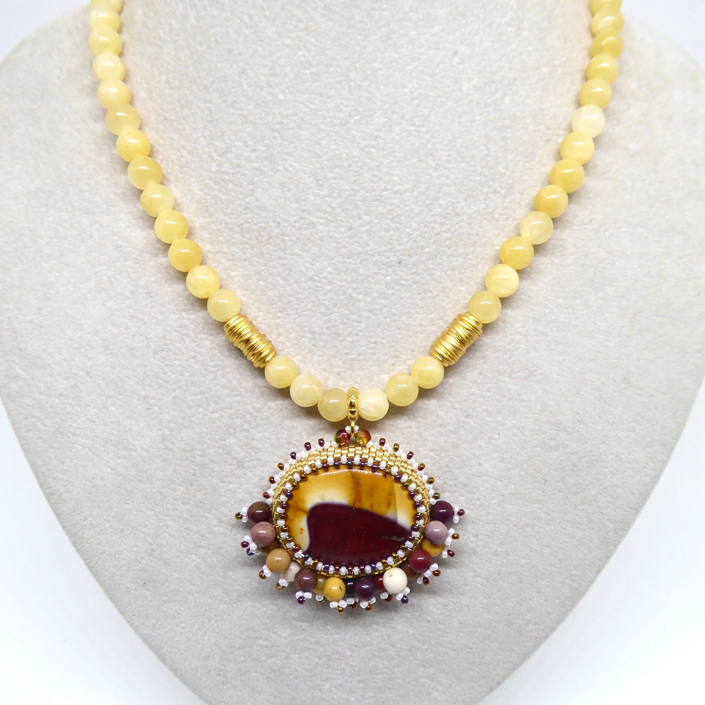 Collier Adelaide Tiss’Mé - pierres naturelles Jaspe Mokaite et Calcite jaune - tissage perles Miyuki - artisanat d'art