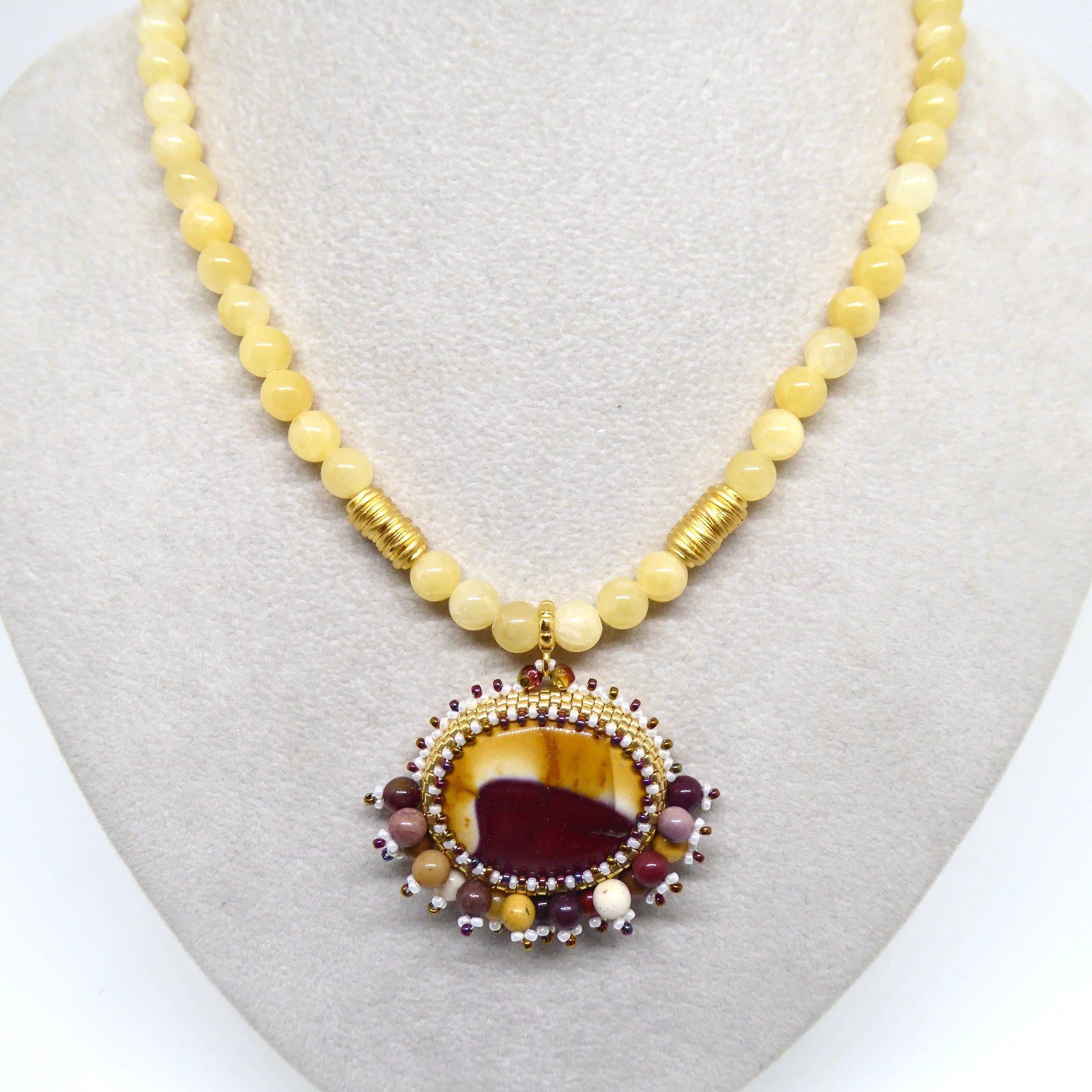 Collier Adelaide Tiss’Mé - pierres naturelles Jaspe Mokaite et Calcite jaune - tissage perles Miyuki - artisanat d'art