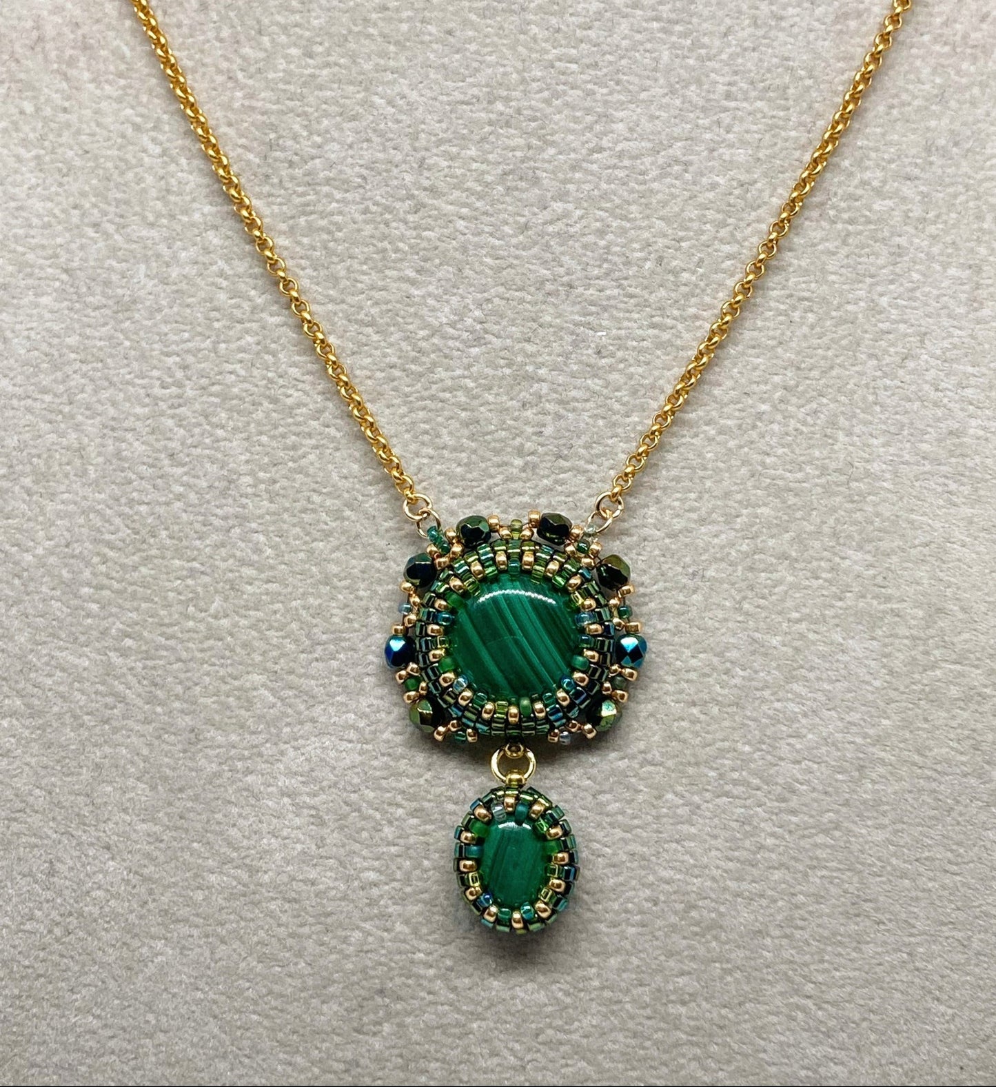 Collier Glasgow Tiss’Mé - pierre naturelle Malachite - tissage perles Miyuki - gold filled 14k - artisanat d'art