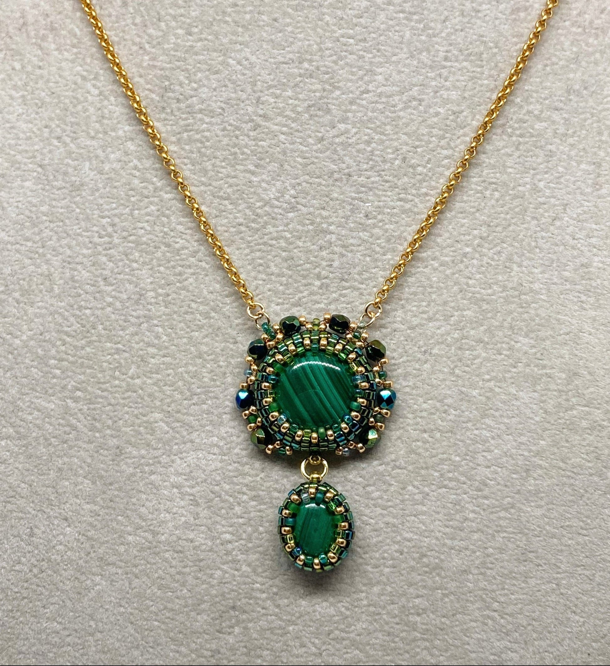 Collier Glasgow Tiss’Mé - pierre naturelle Malachite - tissage perles Miyuki - gold filled 14k - artisanat d'art