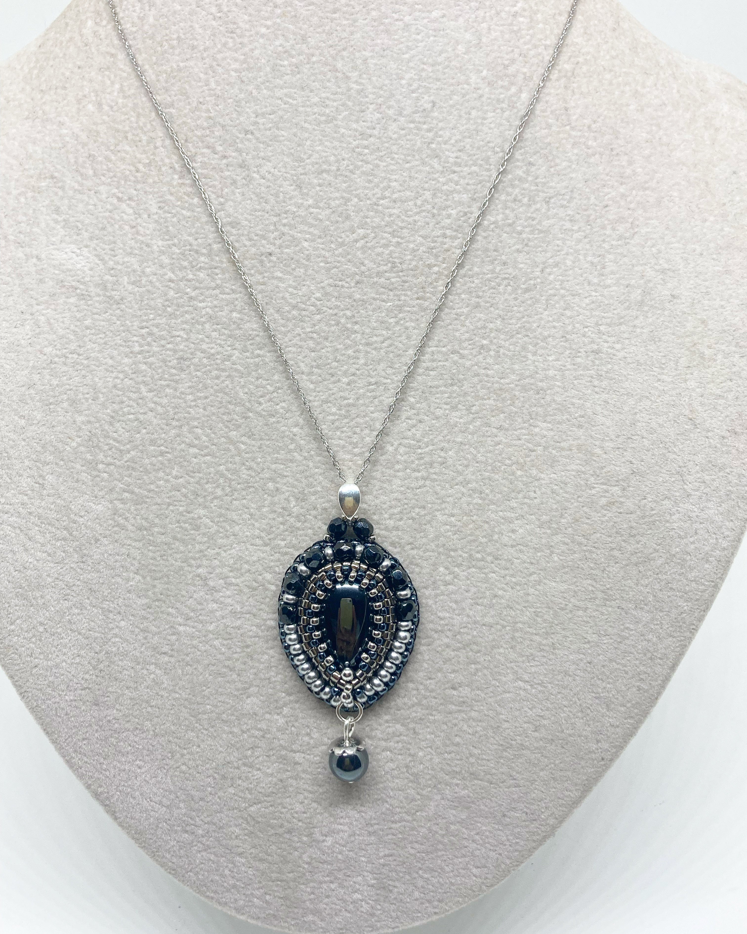 Collier brodé main - pierre d'Hématite - pièce unique sur-mesure - artisanat d'art parisien Tiss'mé