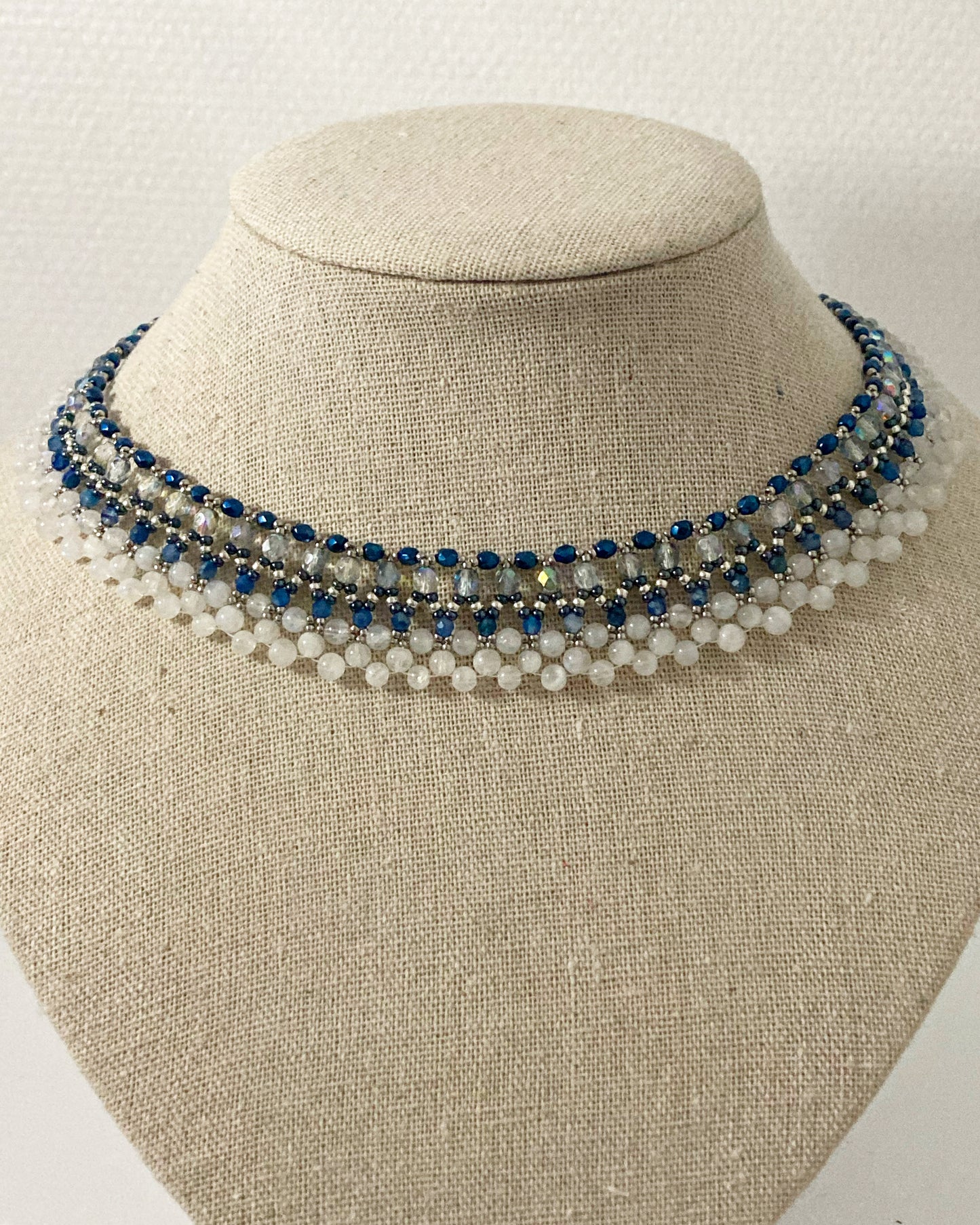 Collier Jaipur— tissage façon dentelle de perles de verre tchèque, rocailles Miyuki, pierres naturelles Kyanite et Pierre de Lune — fait-main à Paris — Tiss'Mé