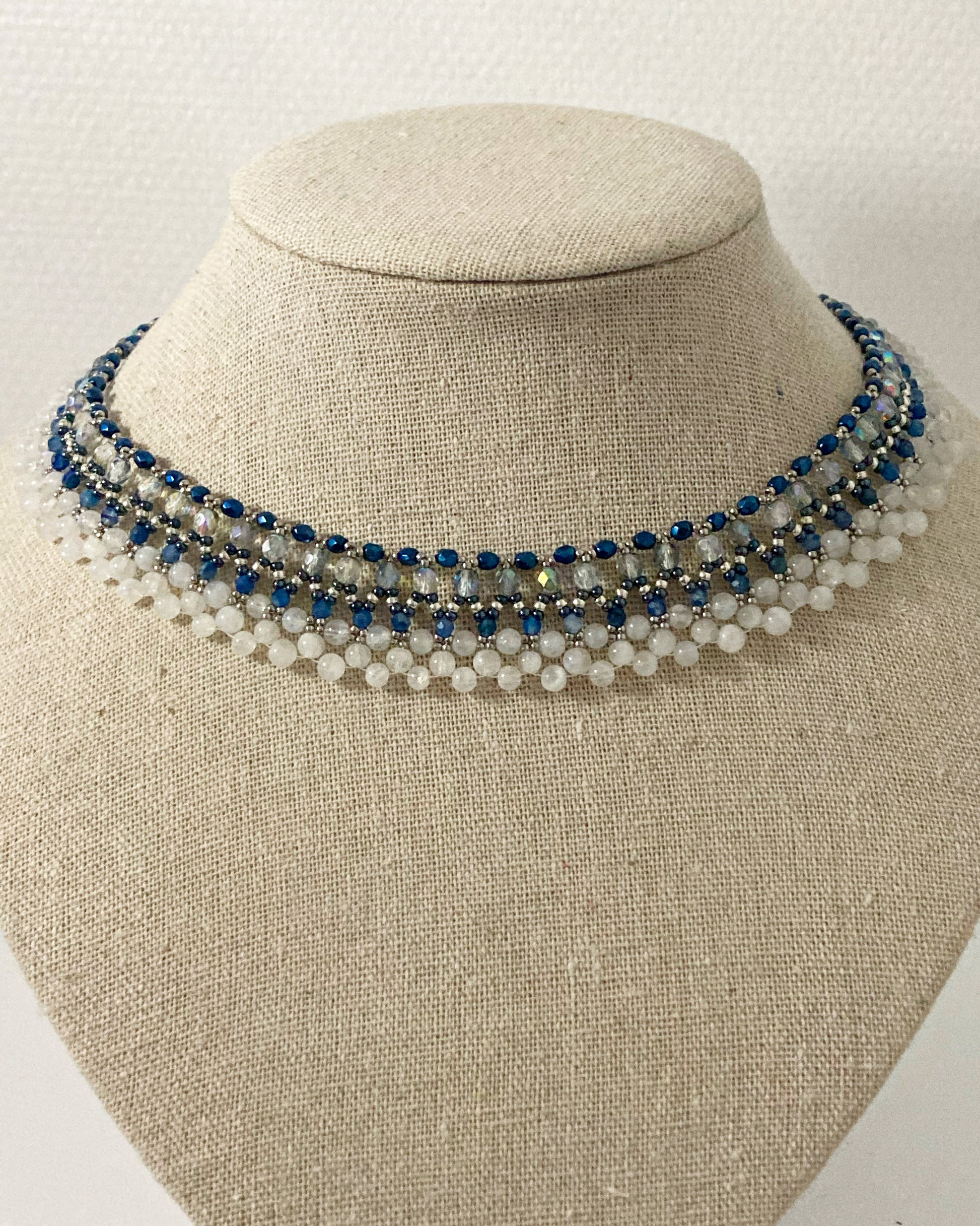 Collier Jaipur— tissage façon dentelle de perles de verre tchèque, rocailles Miyuki, pierres naturelles Kyanite et Pierre de Lune — fait-main à Paris — Tiss'Mé
