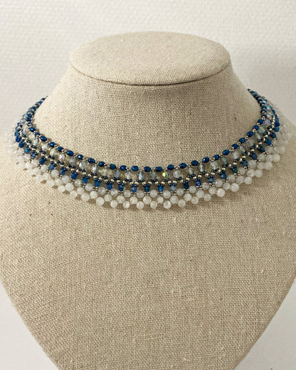 Collier Jaipur— tissage façon dentelle de perles de verre tchèque, rocailles Miyuki, pierres naturelles Kyanite et Pierre de Lune — fait-main à Paris — Tiss'Mé