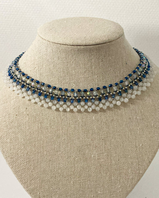 Collier Jaipur— tissage façon dentelle de perles de verre tchèque, rocailles Miyuki, pierres naturelles Kyanite et Pierre de Lune — fait-main à Paris — Tiss'Mé