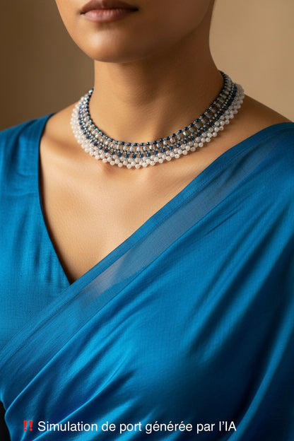 Collier Jaipur porté (IA) — tissage façon dentelle de perles de verre tchèque, rocailles Miyuki, pierres naturelles Kyanite et Pierre de Lune — fait-main artisanat Parisien — Tiss'Mé 