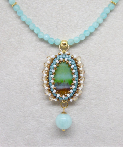 Zoom collier Java Tiss’Mé - pierres naturelles Bois opalisé et Amazonite - tissage Miyuki - fait main à Paris