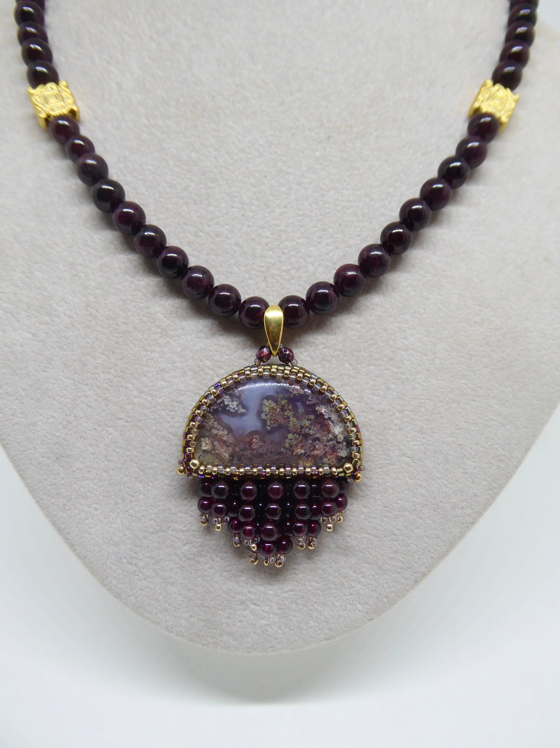 Collier Komodo Tiss’Mé - pierres naturelles Agate mousse et Grenat - tissage perles Miyuki - artisanat d'art