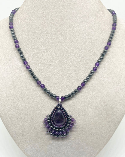 Collier Mumbai Tiss’Mé - pierres naturelles Améthyste à inclusions d'Hématite - tissage perles Miyuki - artisanat d'art