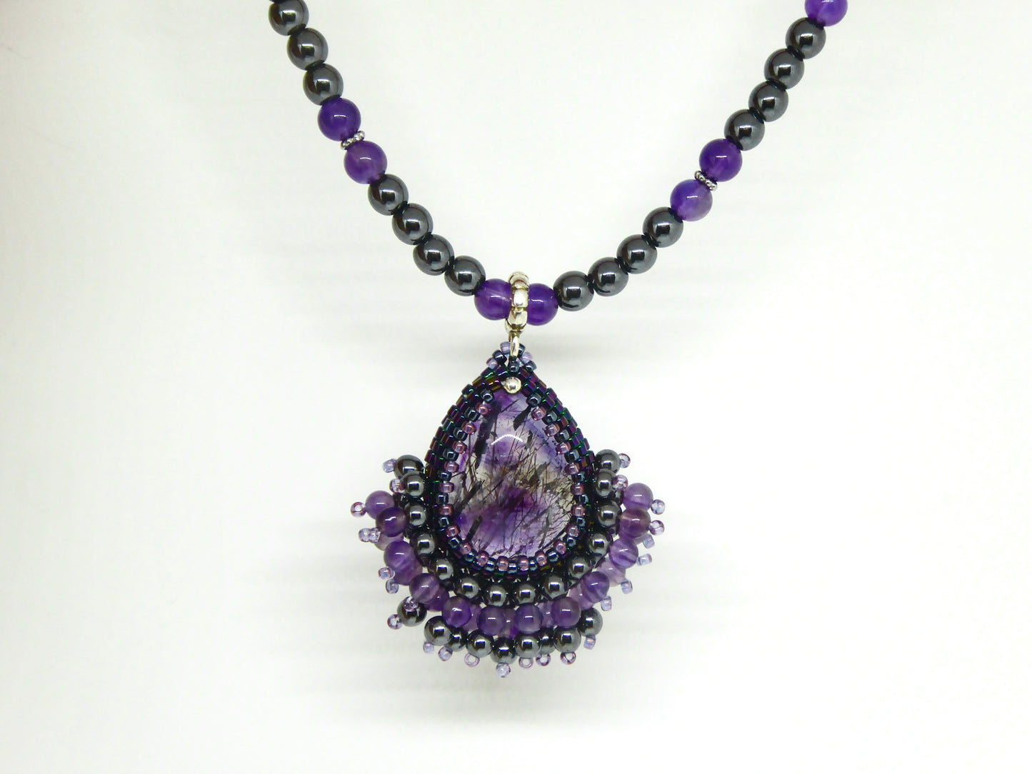Zoom collier Mumbai Tiss’Mé - pierres naturelles Améthyste à inclusions d'Hématite - tissage perles Miyuki - fabriqué à Paris