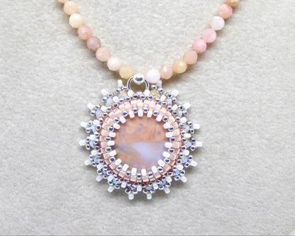 Zoom collier Pachuca Tiss’Mé - pierres naturelles Agate "coton" et Opale rose - tissage Miyuki - fait main à Paris