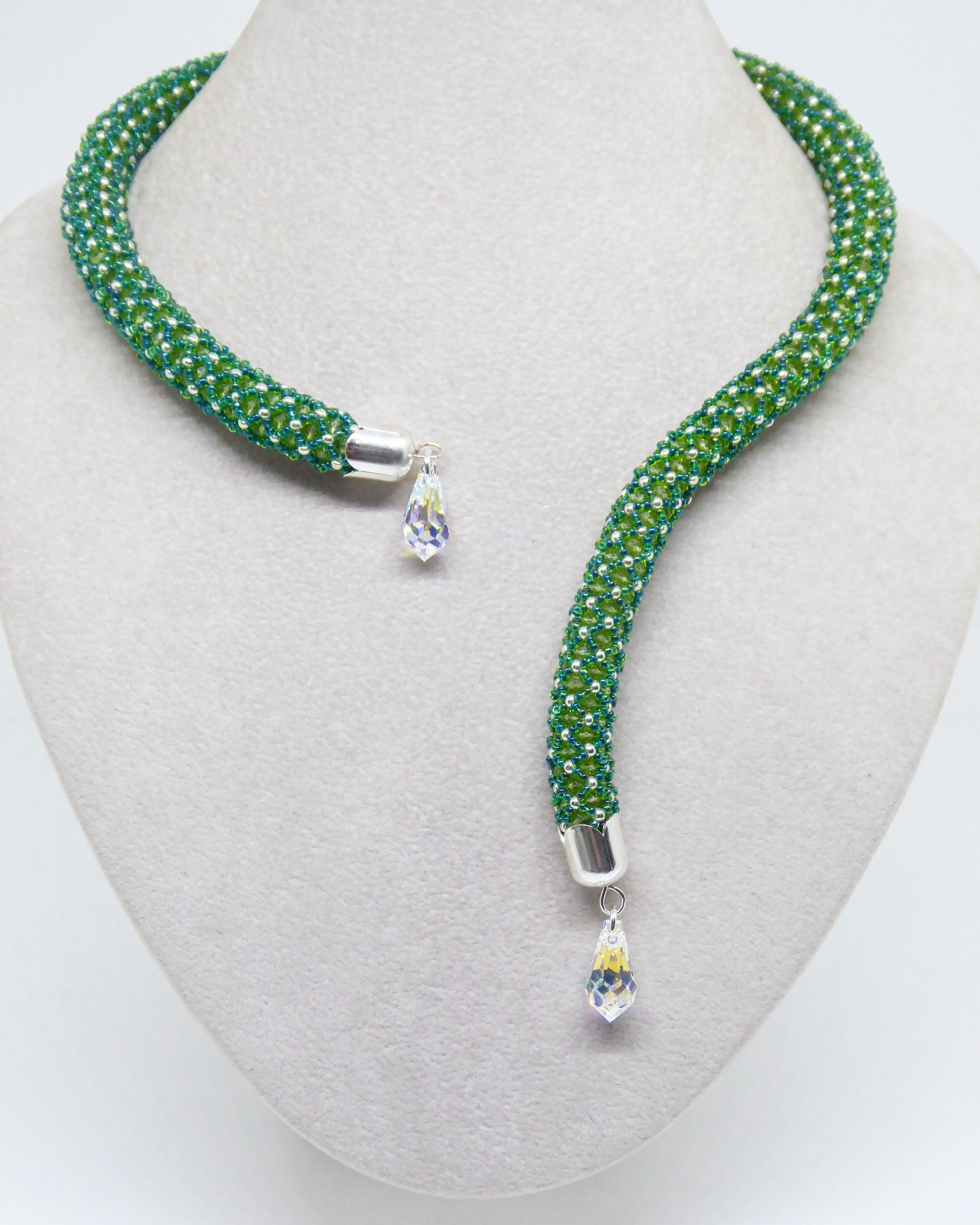 Collier Pondichery — tissage tubulaire Miyuki et Péridot sur fil à mémoire de forme, embouts coquilles argent 925 — fait-main à Paris — Tiss'Mé