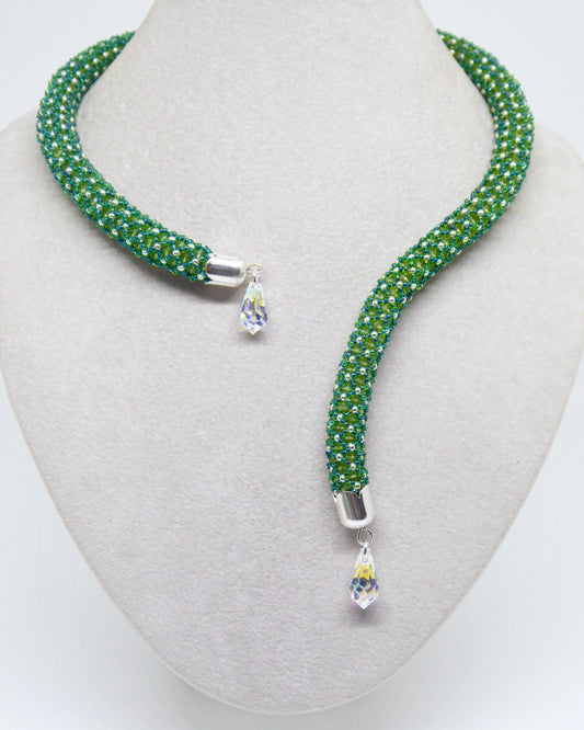 Collier Pondichery — tissage tubulaire Miyuki et Péridot sur fil à mémoire de forme, embouts coquilles argent 925 — fait-main à Paris — Tiss'Mé