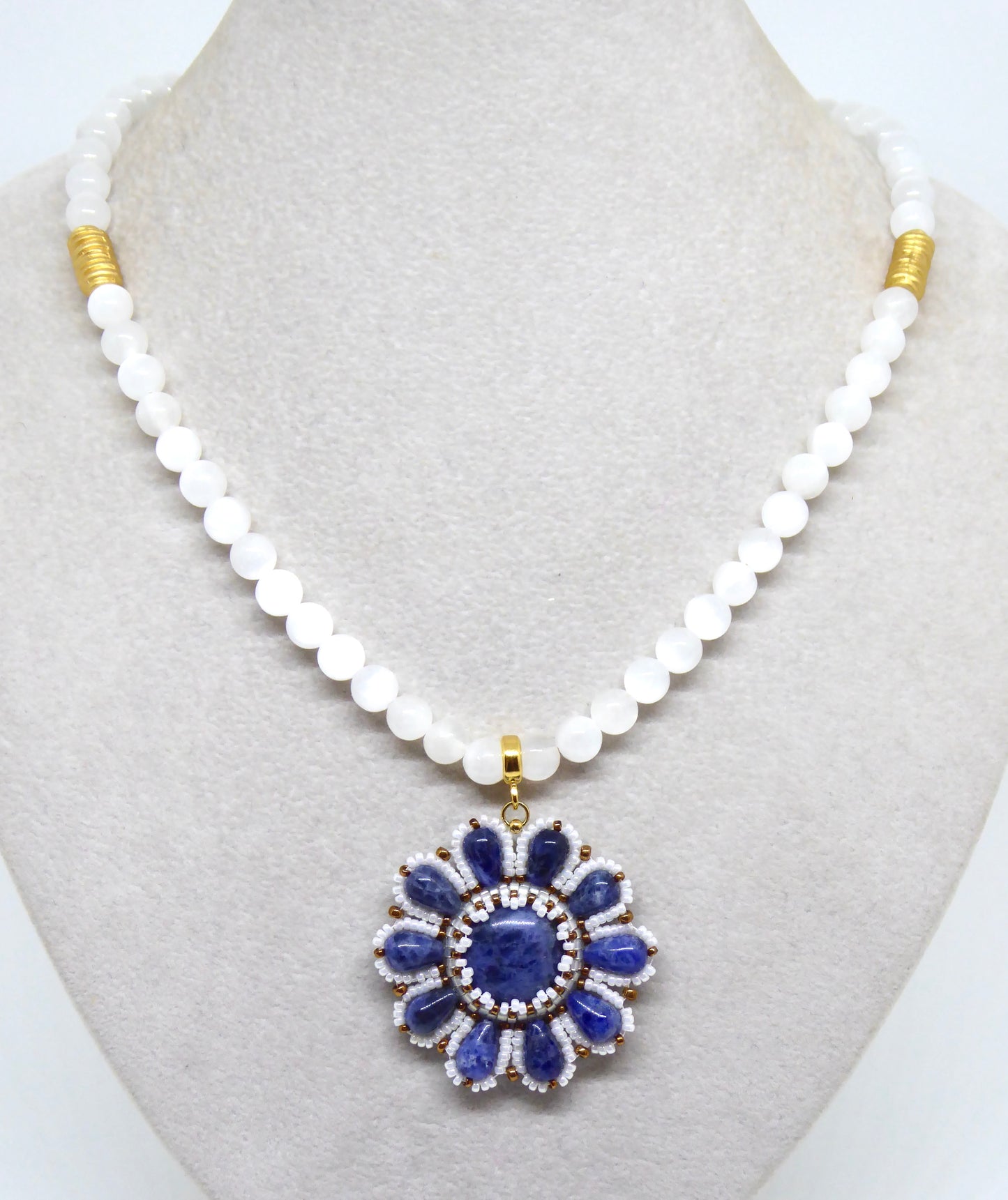 Collier Reims Tiss’Mé - pierres naturelles Sodalite et Sélénite - tissage perles Miyuki - artisanat d'art