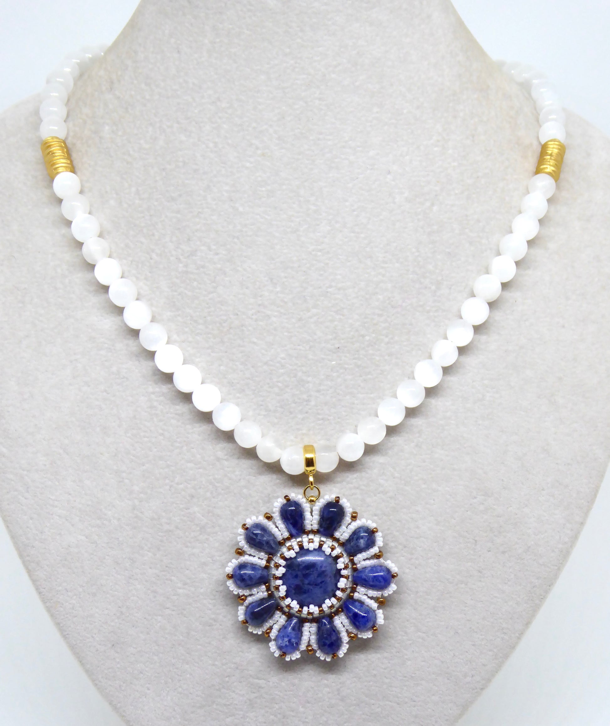 Collier Reims Tiss’Mé - pierres naturelles Sodalite et Sélénite - tissage perles Miyuki - artisanat d'art
