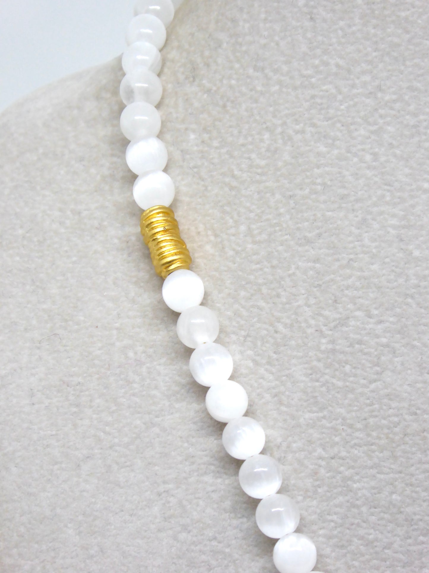 Zoom collier Reims Tiss'Mé - perles naturelles de Sélénite - perles métal mat doré or 24k 