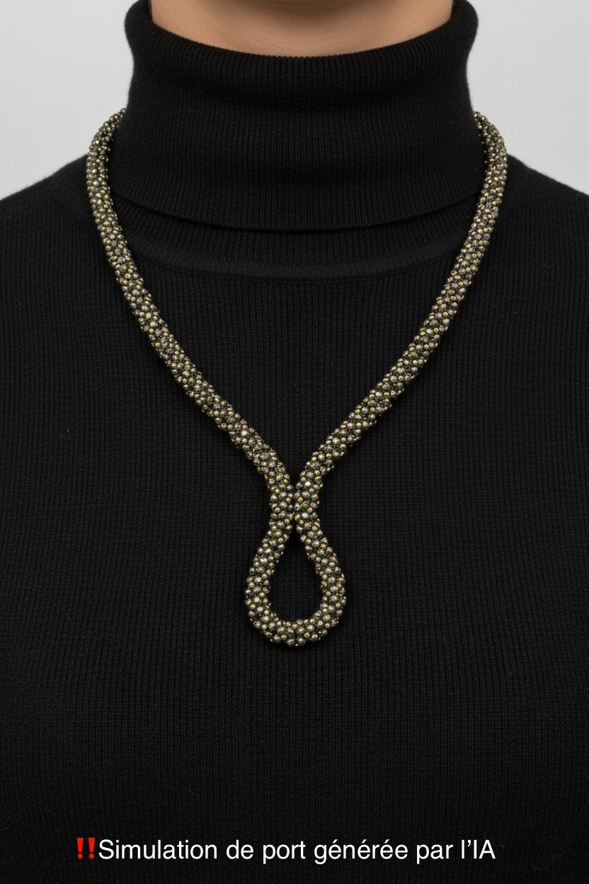 Collier Séville porté (IA) — tissage tubulaire perles de Gold filled 14k et Pyrite— fait-main artisanat Parisien — Tiss'Mé 