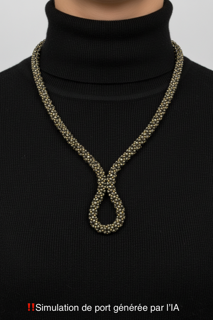 Collier Séville porté (IA) — tissage tubulaire perles de Gold filled 14k et Pyrite— fait-main artisanat Parisien — Tiss'Mé 