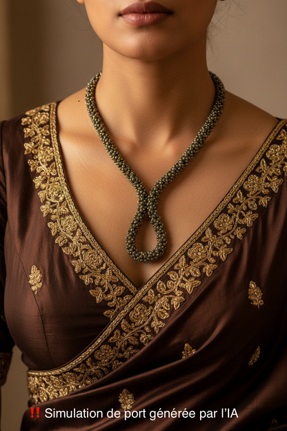 Collier Séville porté (IA) — tissage tubulaire perles de Gold filled 14k et Pyrite — fait-main artisanat d'art Paris — Tiss'Mé 