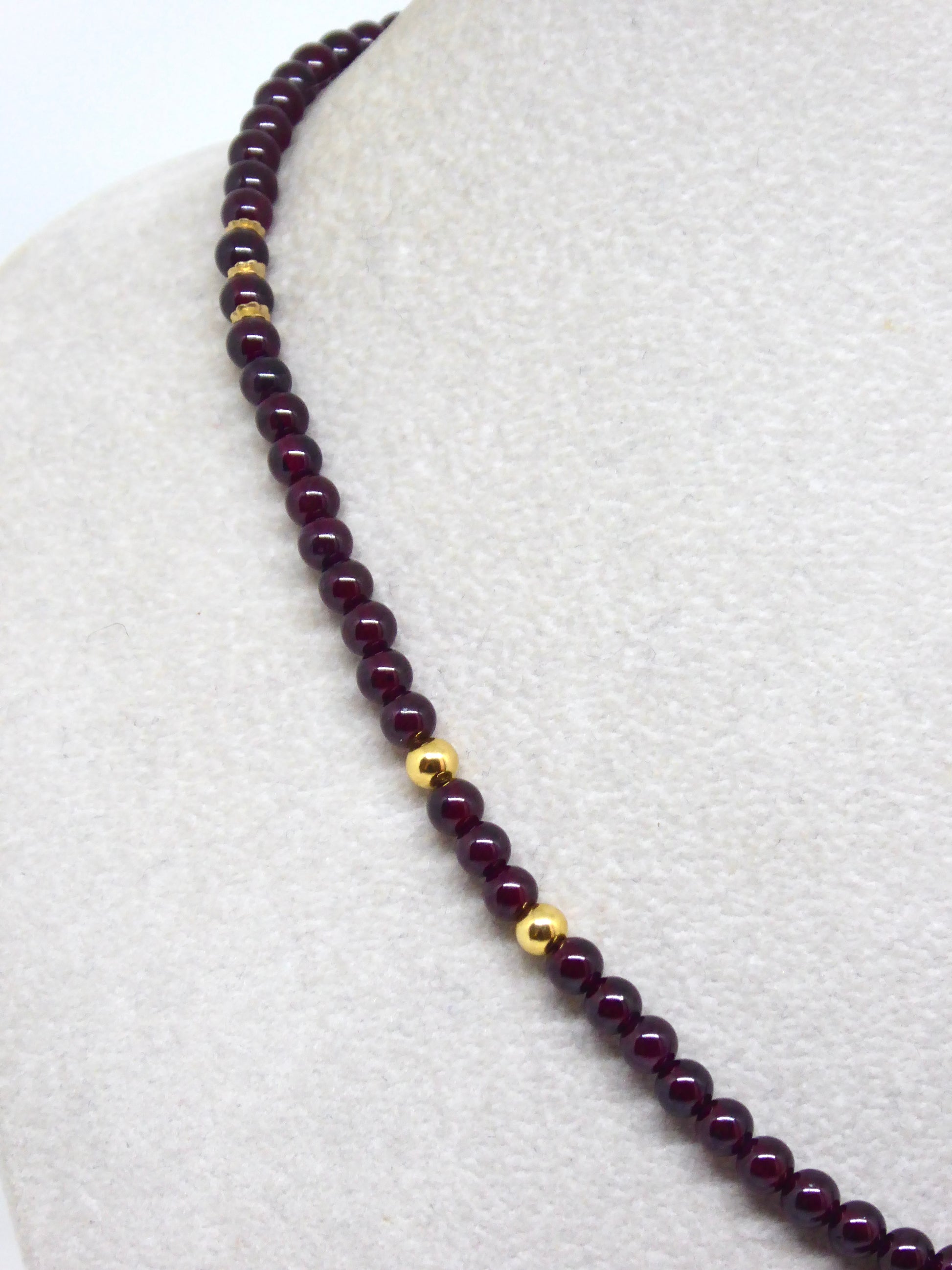 Zoom collier Shanghai Tiss'Mé - perles naturelles de Grenat - perles métal gold filled 14k