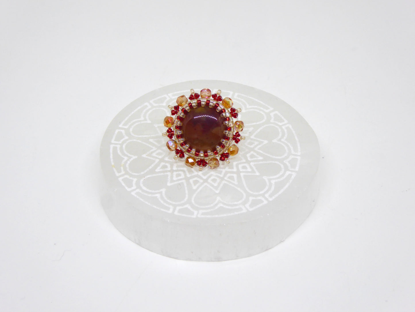 Pin's Meusnes Tiss'Mé - pierre naturelle ronde de Silex Jaspé et perles Miyuki