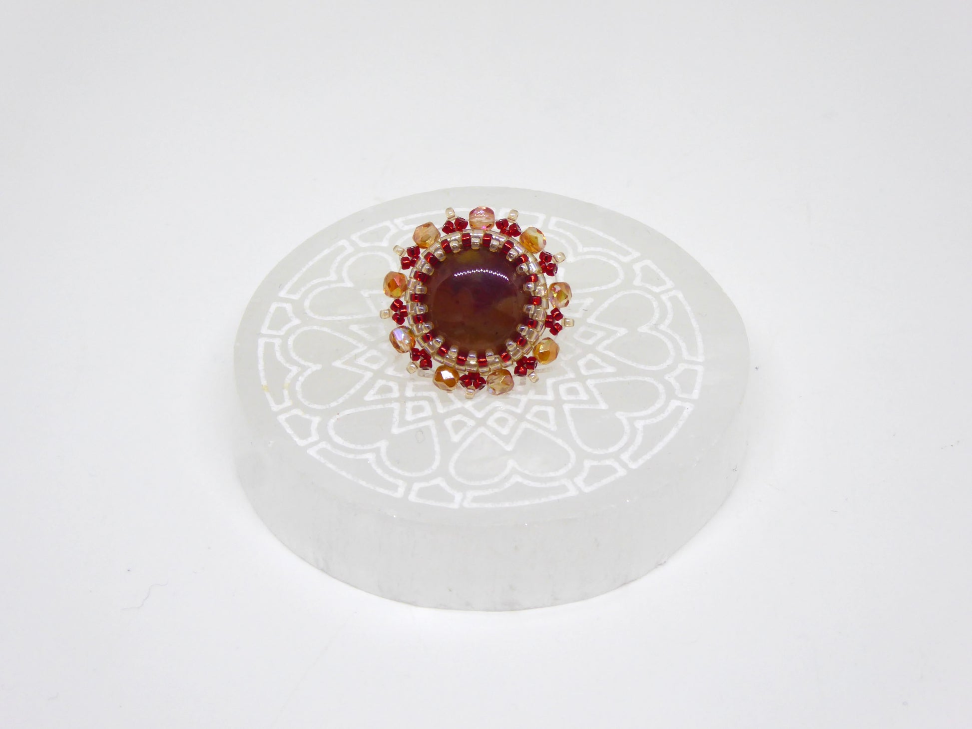 Pin's Meusnes Tiss'Mé - pierre naturelle ronde de Silex Jaspé et perles Miyuki