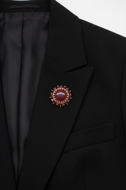 Pin's modèle Meunes minéral naturel Silex Jaspé de France - fabrication artisanale Tiss'Mé - tissage perles Miyuki et verre de Bohème