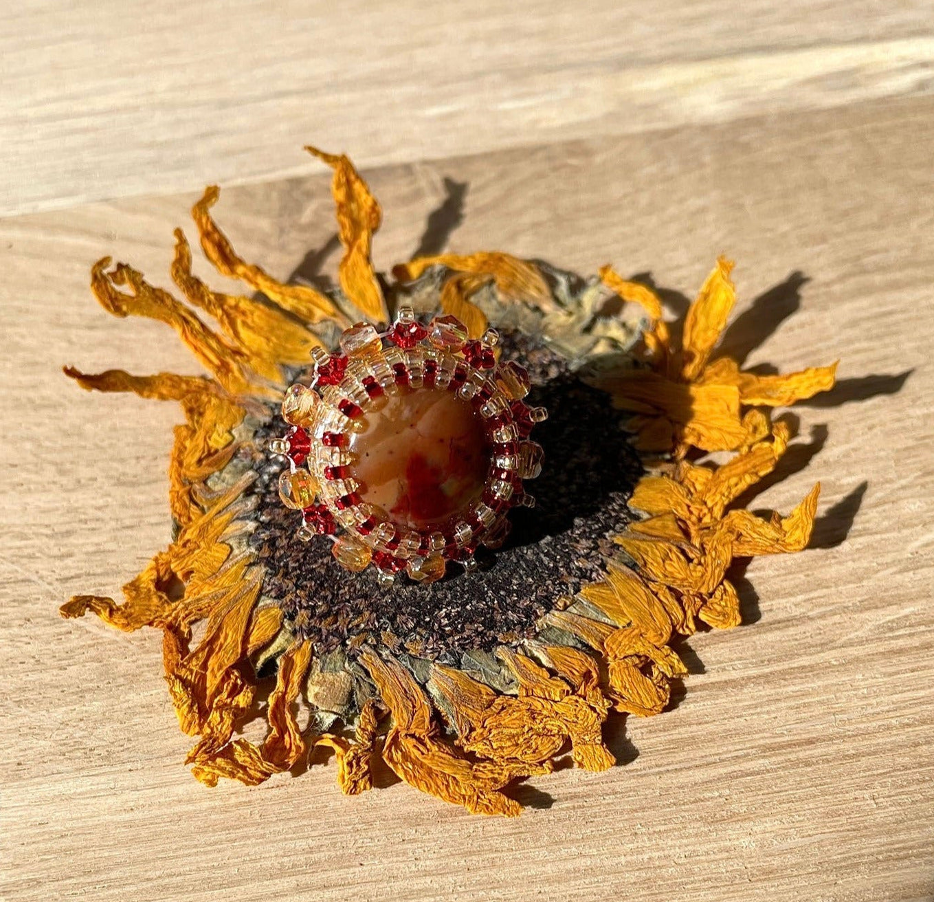 Détail pin’s Meunes Tiss’Mé - pierre naturelle Silex Jaspé - tissage perles Miyuki - artisanat d'art
