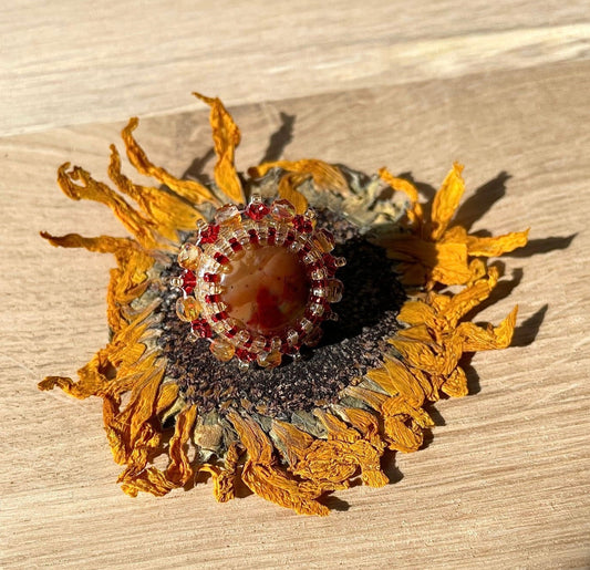 Détail pin’s Meunes Tiss’Mé - pierre naturelle Silex Jaspé - tissage perles Miyuki - artisanat d'art