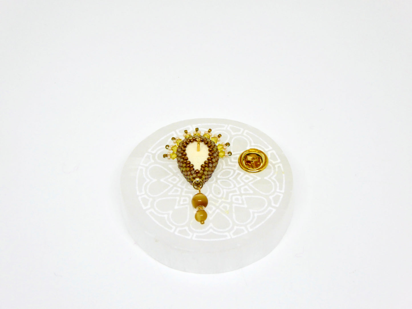 Dessous pin's Meusnes - sertissage pierre naturelle Silex Jaspé jaune - support pin's laiton