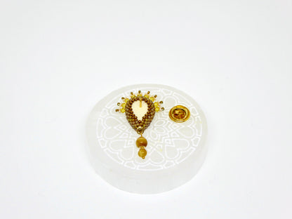 Dessous pin's Meusnes - sertissage pierre naturelle Silex Jaspé jaune - support pin's laiton
