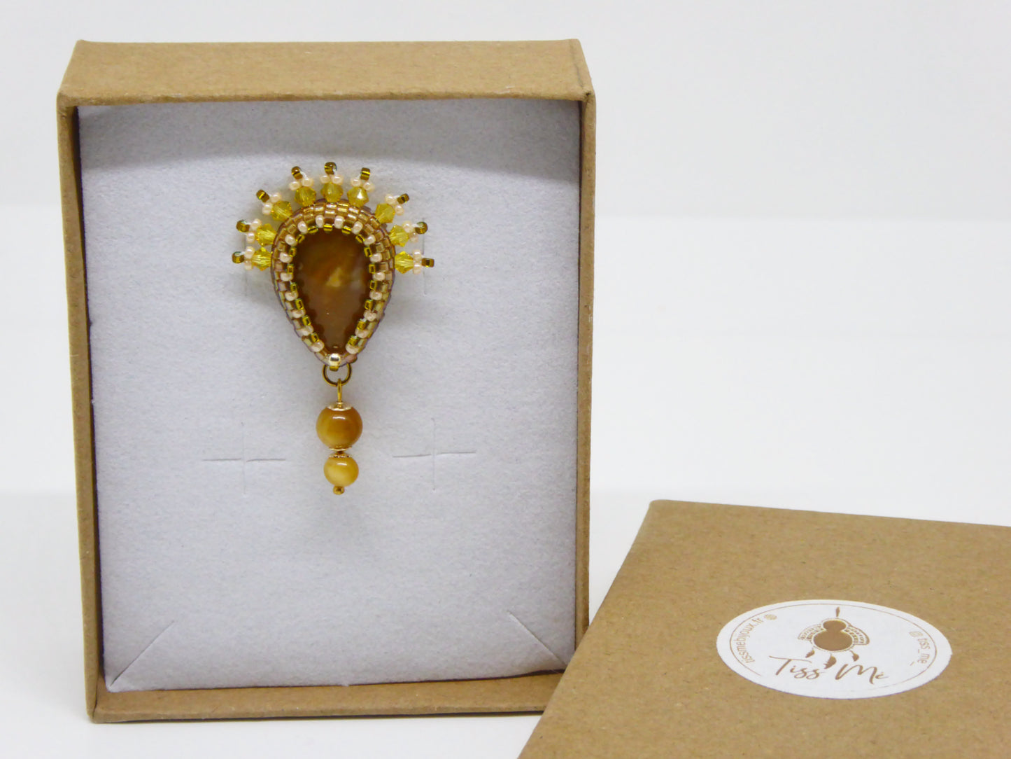 Pin’s Meusnes Tiss’Mé - pierre naturelle Silex Jaspé jaune - tissage perles Miyuki - artisanat d'art