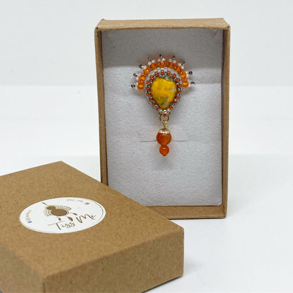 Pin’s Java Tiss’Mé - pierre naturelle Jaspe Bumble Bee - tissage perles Miyuki - artisanat d'art