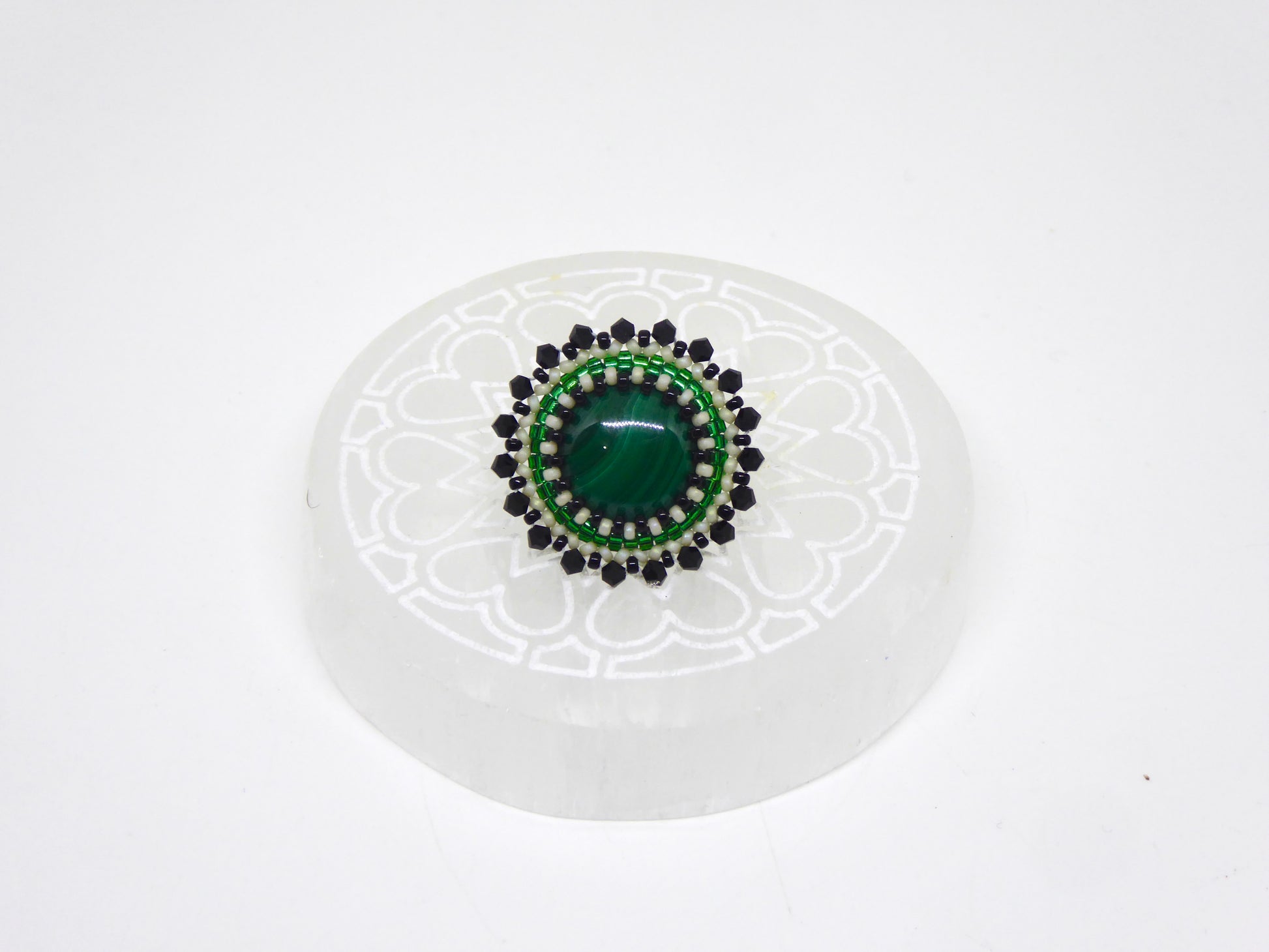 Pin’s Le Cap Tiss’Mé - pierre naturelle             Malachite - tissage perles Miyuki - artisanat d'art
