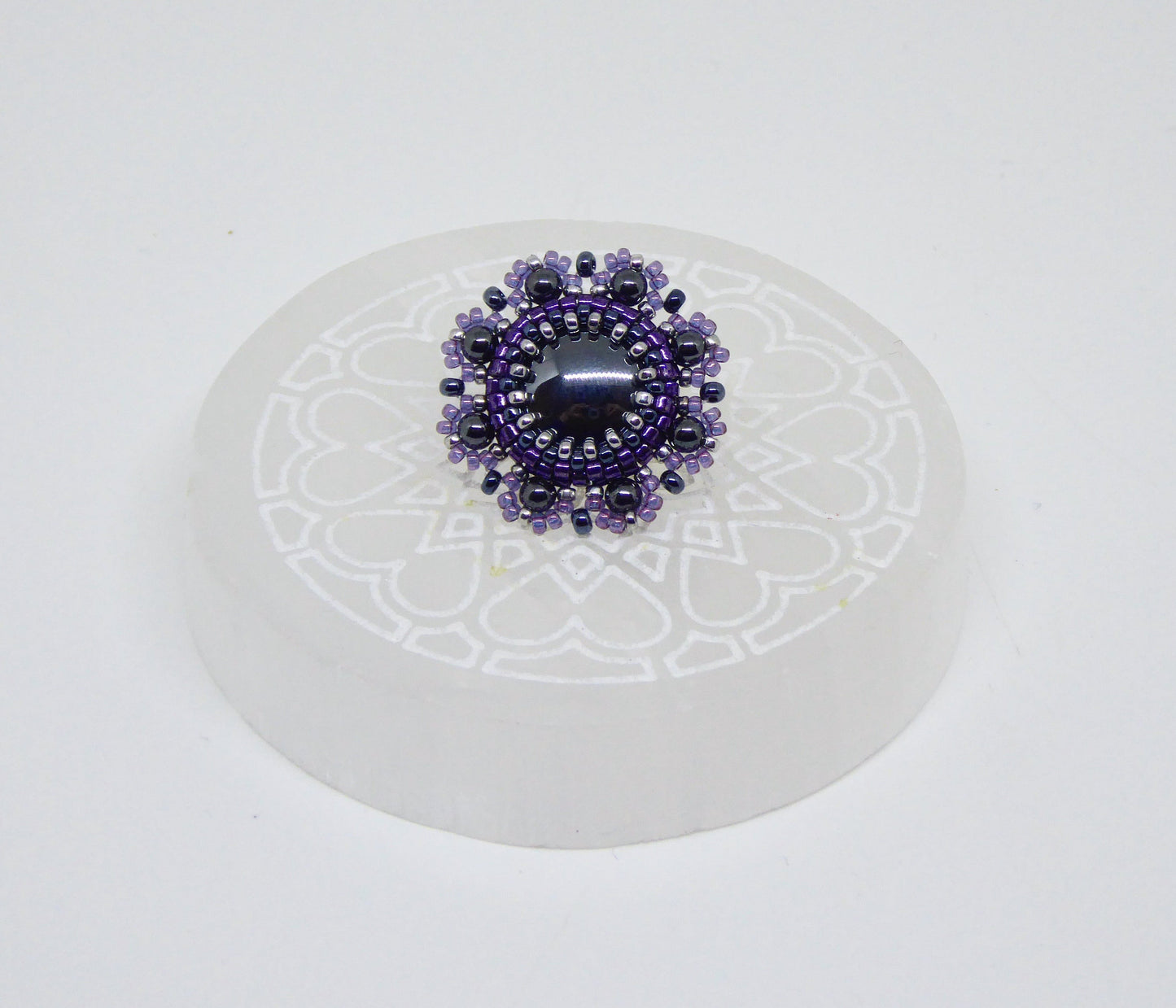 Pin’s Londres Tiss’Mé - pierre naturelle Hématite - tissage perles Miyuki - artisanat d'art