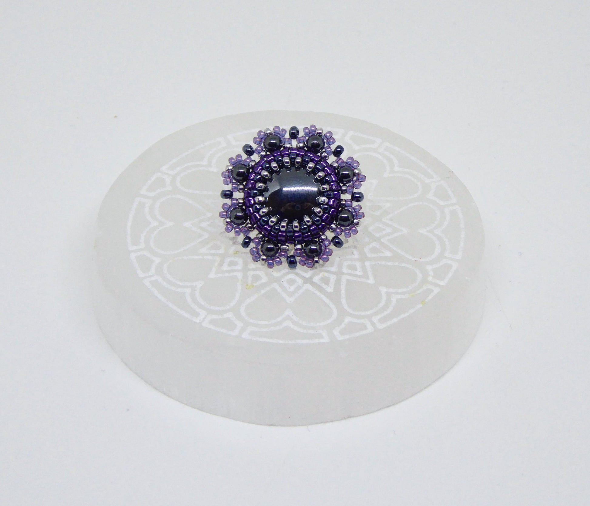 Pin’s Londres Tiss’Mé - pierre naturelle Hématite - tissage perles Miyuki - artisanat d'art