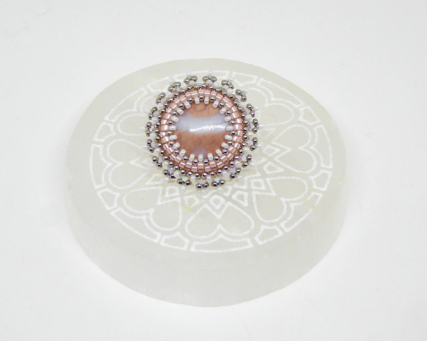 Pin’s Pachuca Tiss’Mé - pierre naturelle Agate "coton" - tissage perles Miyuki - artisanat d'art