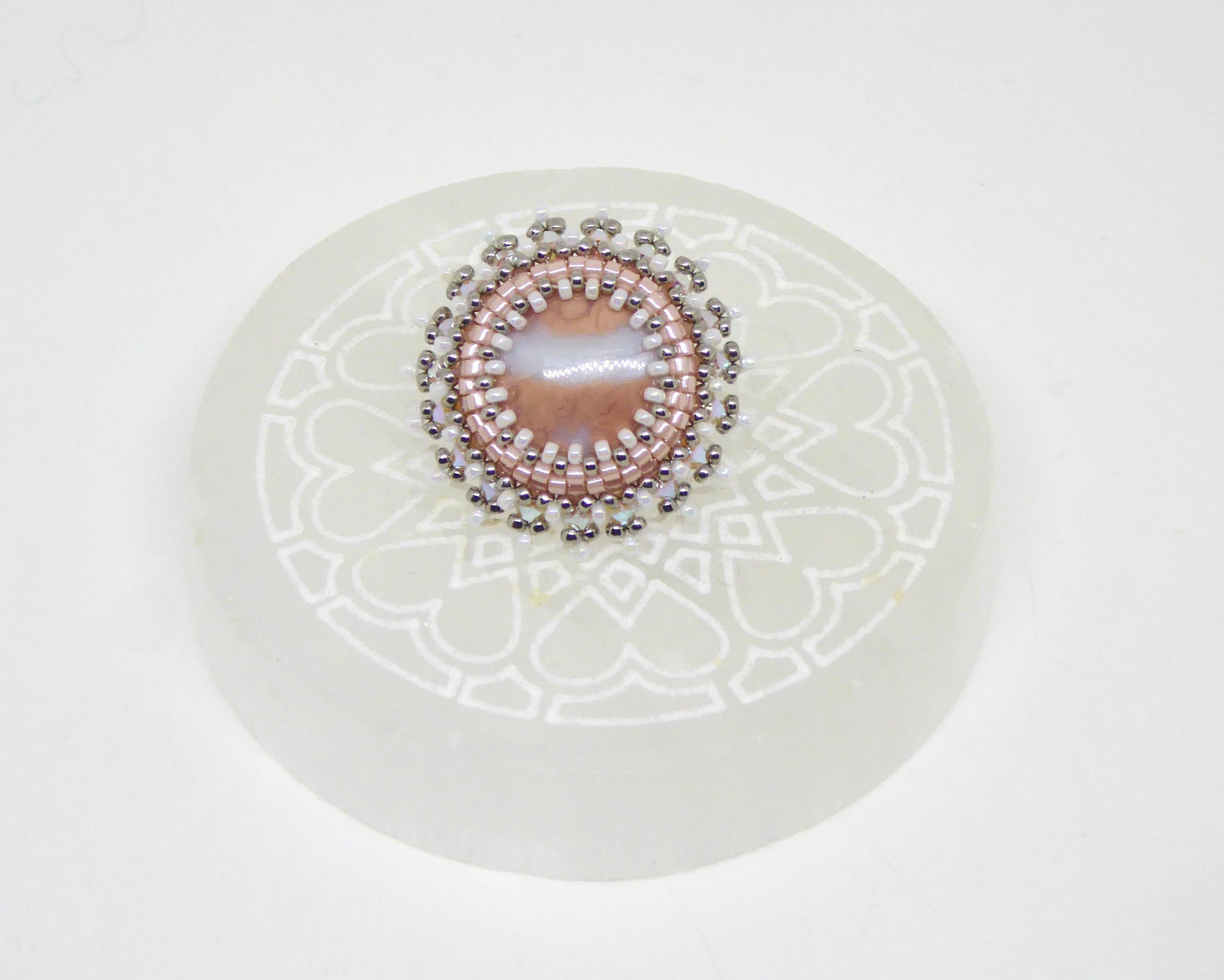 Pin’s Pachuca Tiss’Mé - pierre naturelle Agate "coton" - tissage perles Miyuki - artisanat d'art
