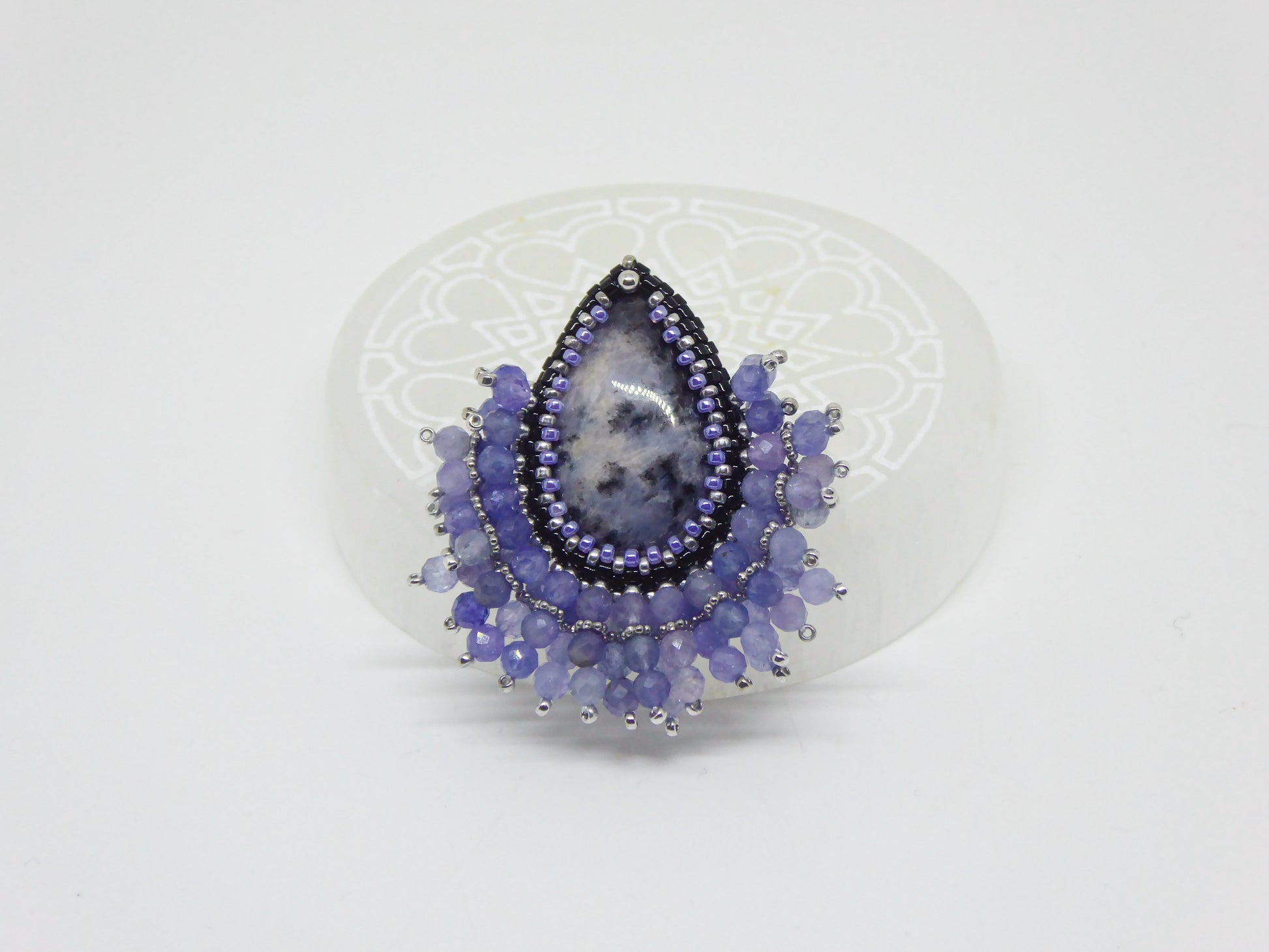 Pin’s Santa Fe Tiss’Mé - pierre naturelle Merlinite - tissage perles Miyuki - artisanat d'art