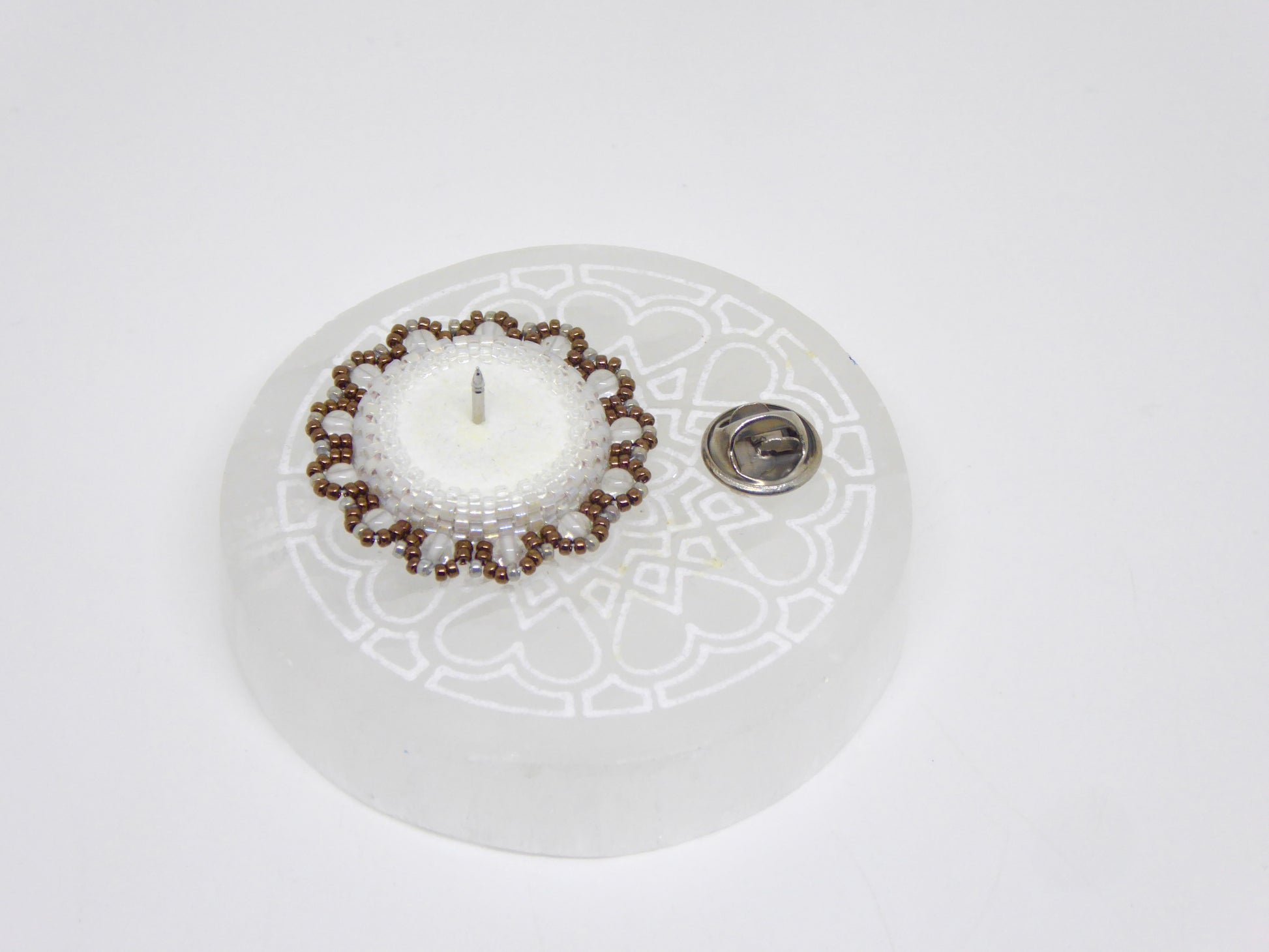 Dessous pin's Sumatra - sertissage minéral naturel Corail fossile - support pin's laiton
