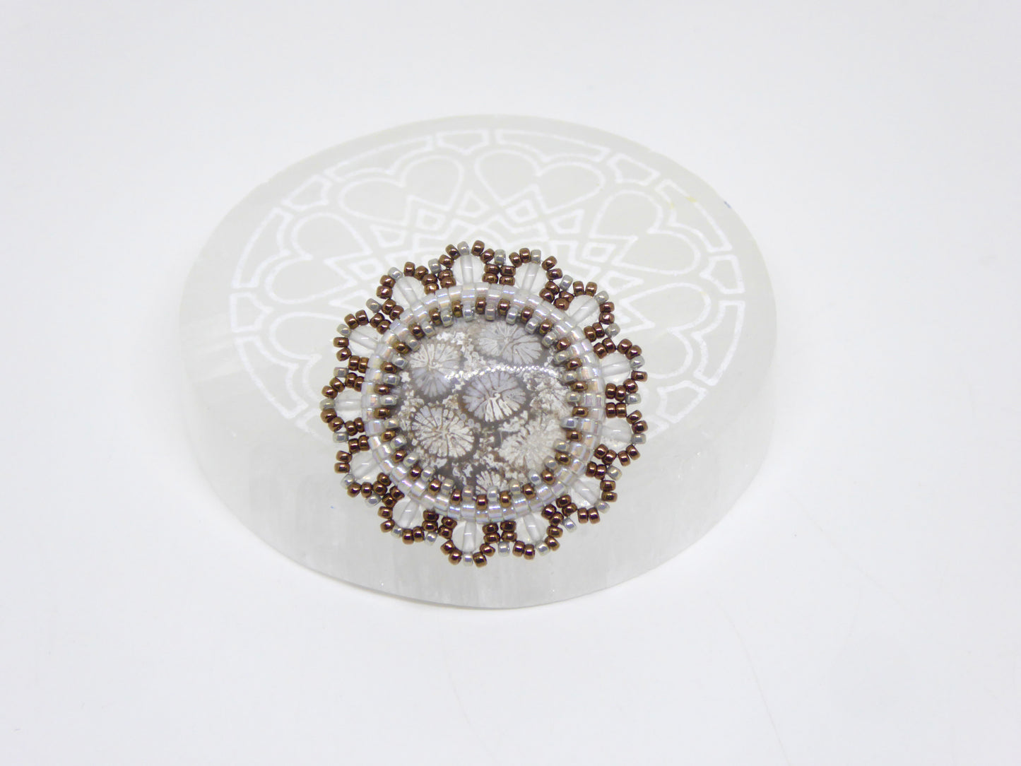 Pin’s Sumatra Tiss’Mé - minéral naturel Corail fossile - tissage perles Miyuki - artisanat d'art