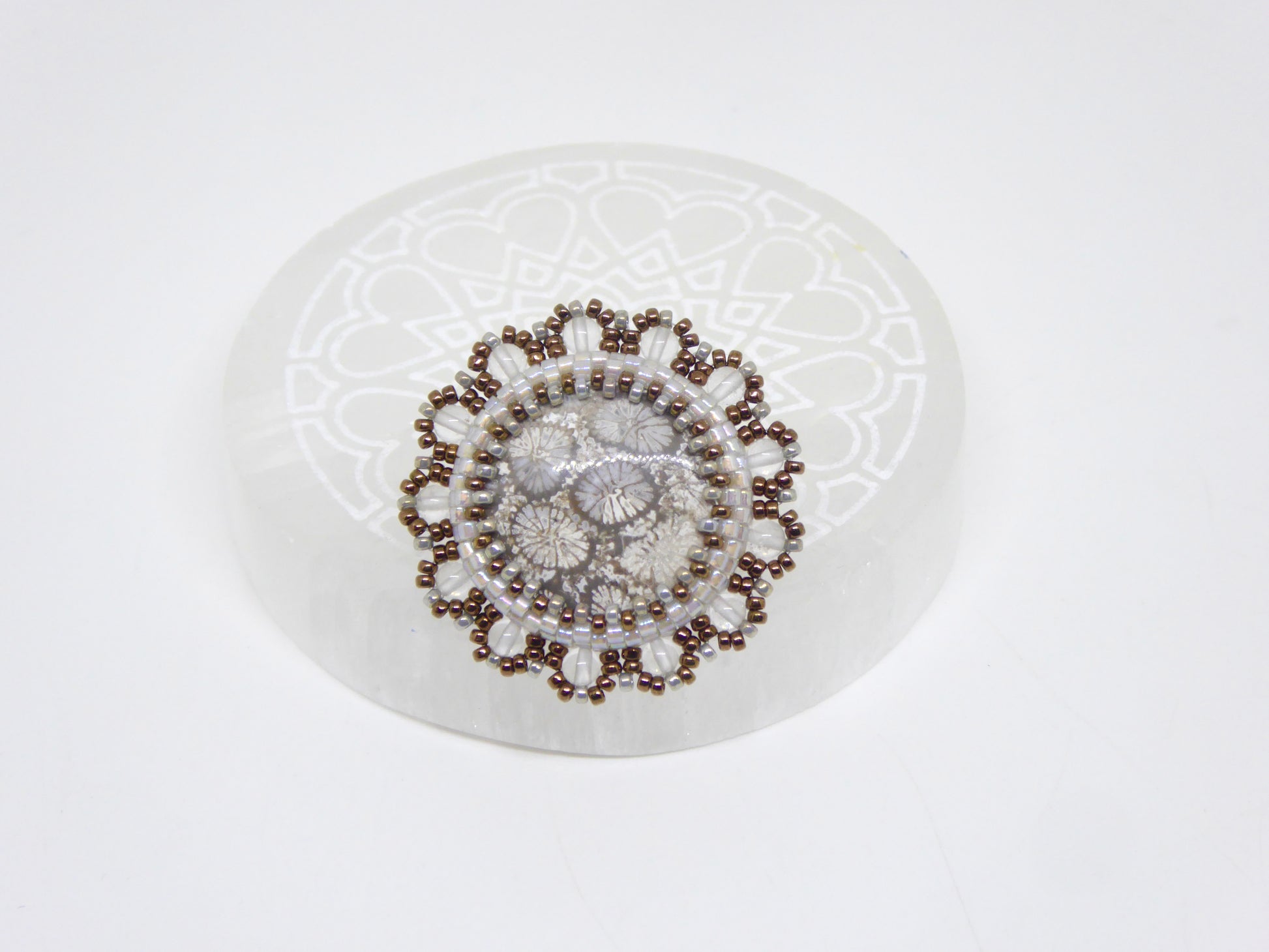 Pin’s Sumatra Tiss’Mé - minéral naturel Corail fossile - tissage perles Miyuki - artisanat d'art