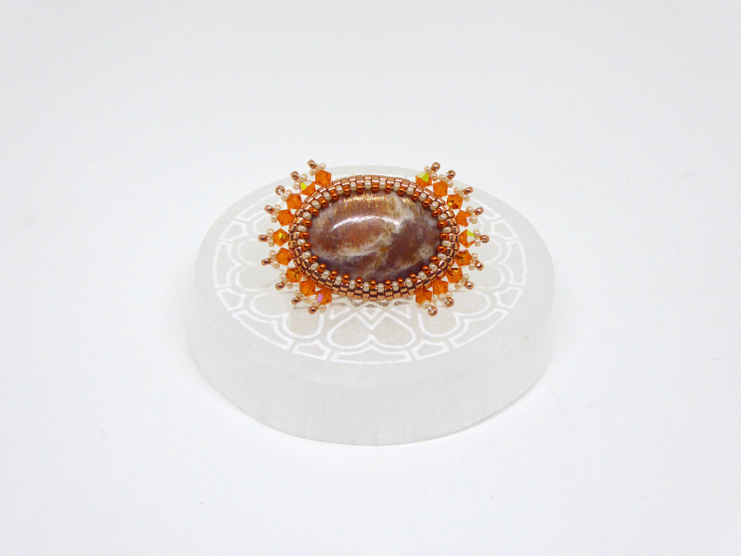 Pin's Tanger Tiss'Mé - pierre naturelle Pierre de soleil - tissage perles Miyuki - artisanat d'art