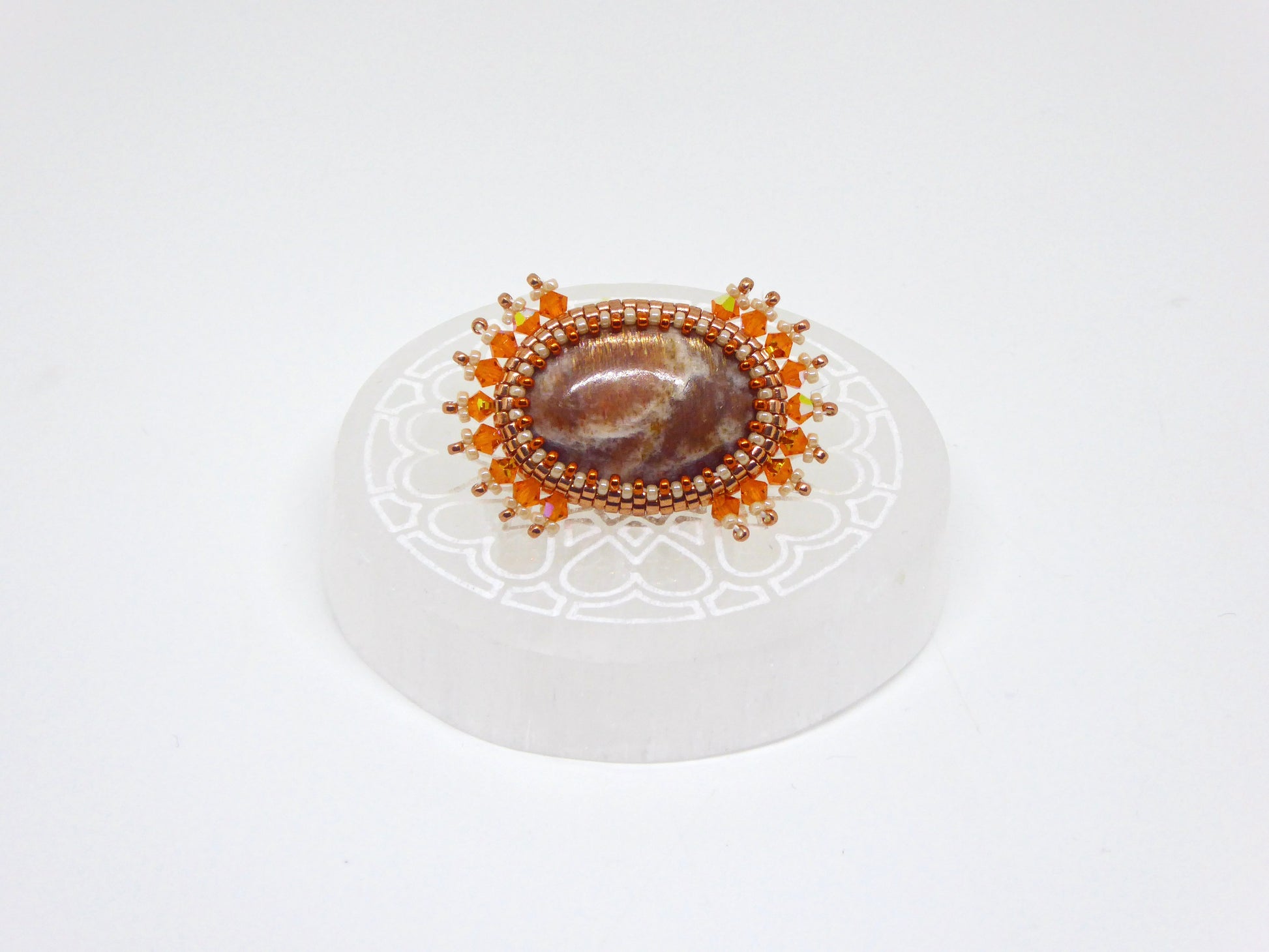 Pin's Tanger Tiss'Mé - pierre naturelle Pierre de soleil - tissage perles Miyuki - artisanat d'art