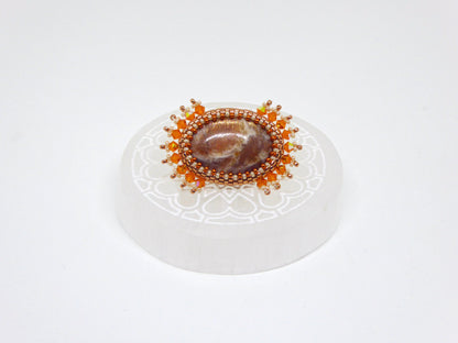 Pin's Tanger Tiss'Mé - pierre naturelle Pierre de soleil - tissage perles Miyuki - artisanat d'art